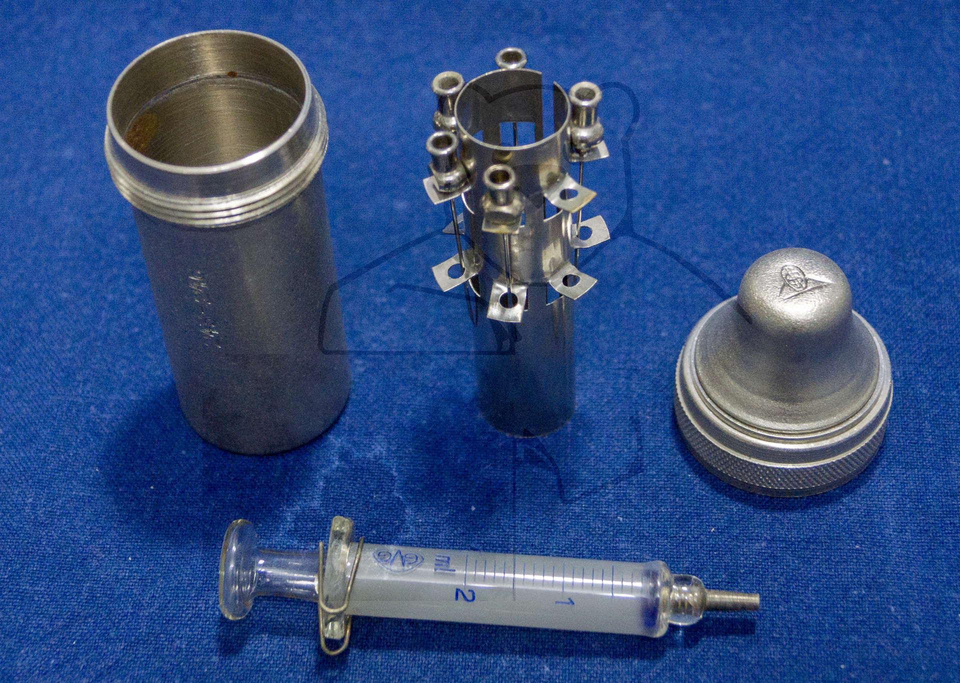 Sterilisierbare Transportbox für 2ml Glasspritzen mit Drehverschluss, Mitte der 1960'er Jahre, Geöffnete Box, Träger für die Spritze und Kanülen entnommen